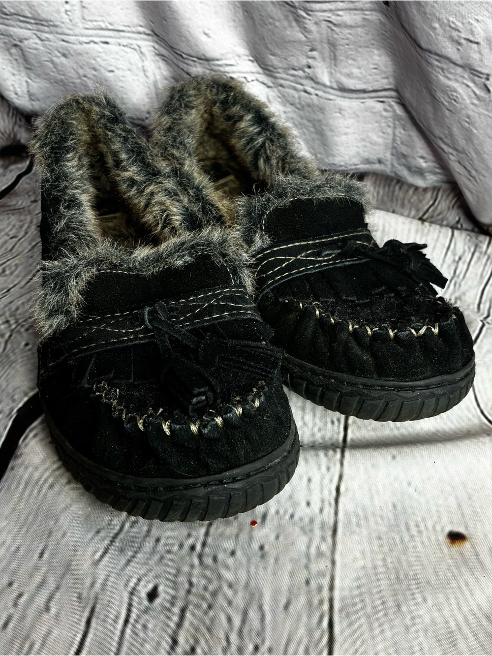 Black Suede Neutral Faux Fur Lined Indie Boho Kiltie Fringe Moc Slippers Sz 7/8 - Picture 3 of 8